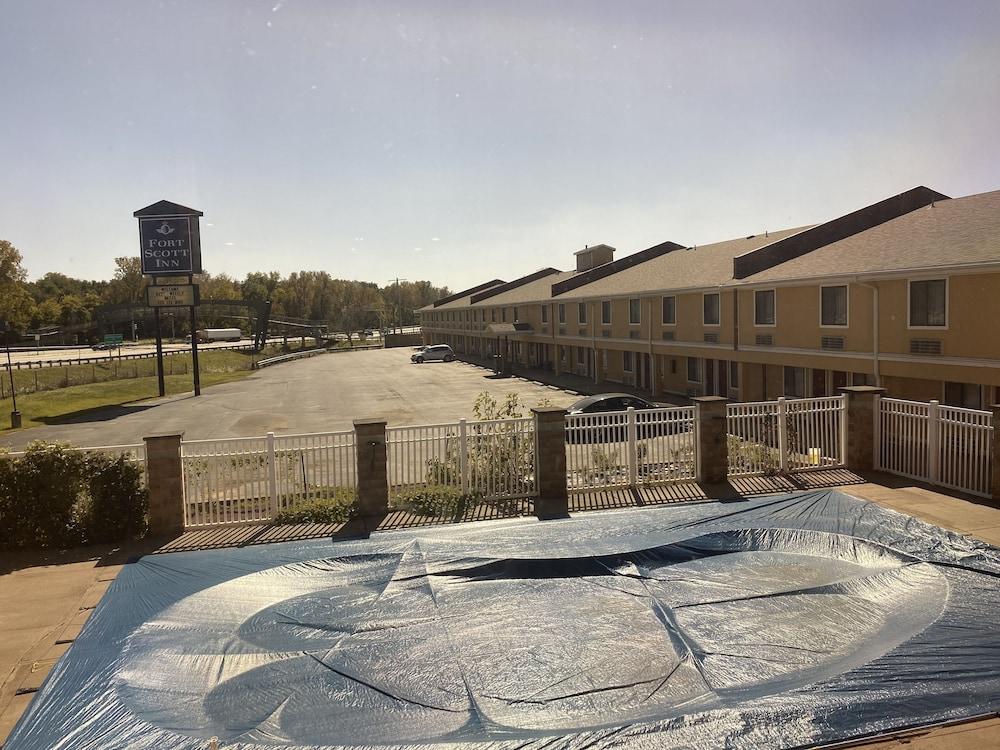 Super 8 By Wyndham Fort Scott Exterior photo